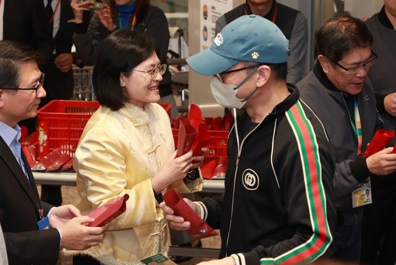 杜拜機場滯留旅客返臺，觀光署至機場向旅客關懷致意