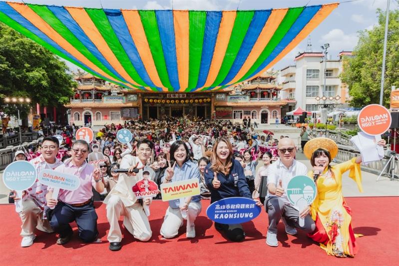 「台灣百味(ways)」魅力全開 ×觀光署邀請越南旅客體驗高雄內門辦桌餐 越南臺灣觀光代言人Isaac與400位越南旅客同樂