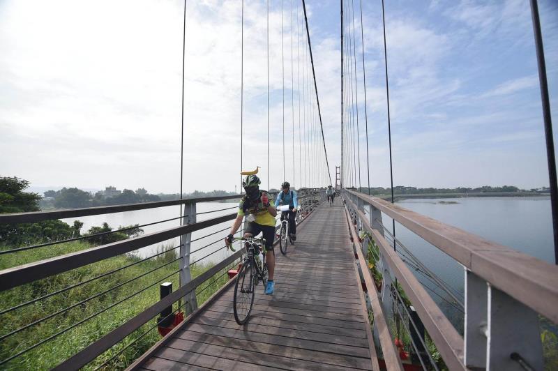 岡山-阿公店水庫-吊橋.jpg