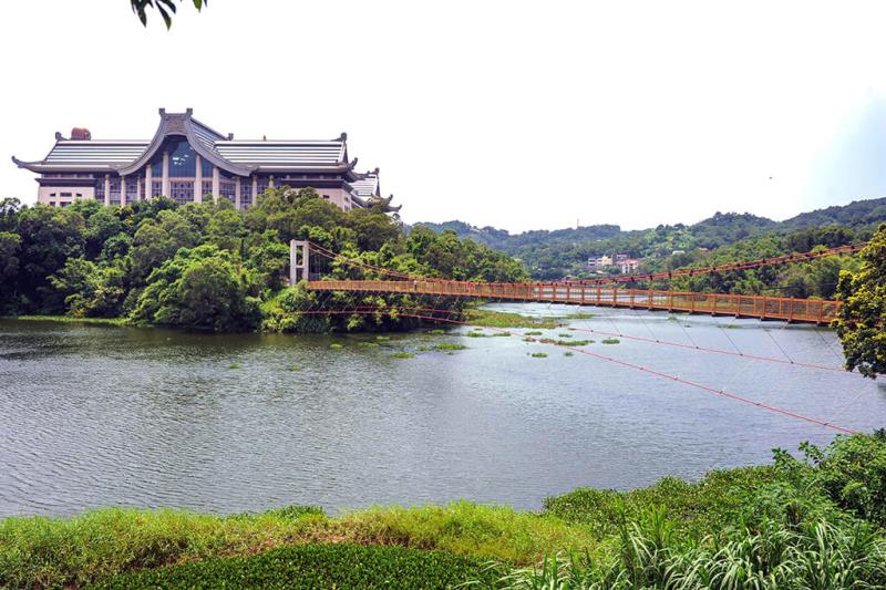 遠眺峨眉湖