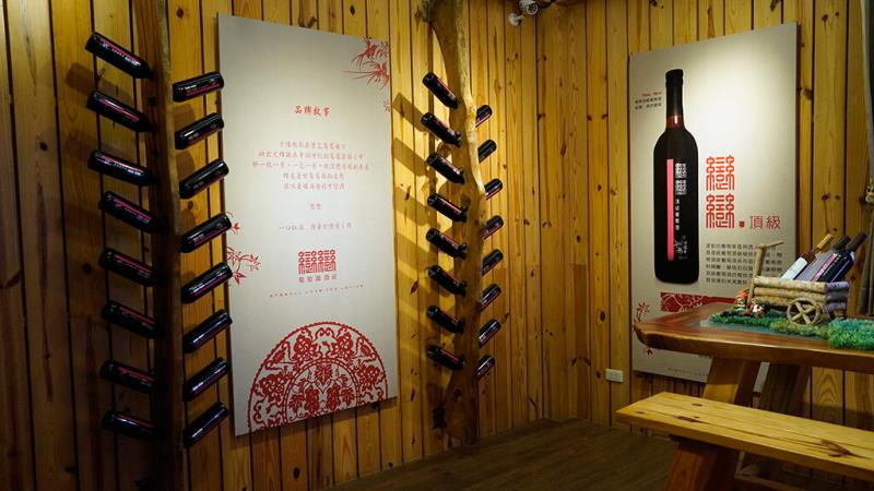 台灣酒窖-室內展示區陳列各酒莊的酒款