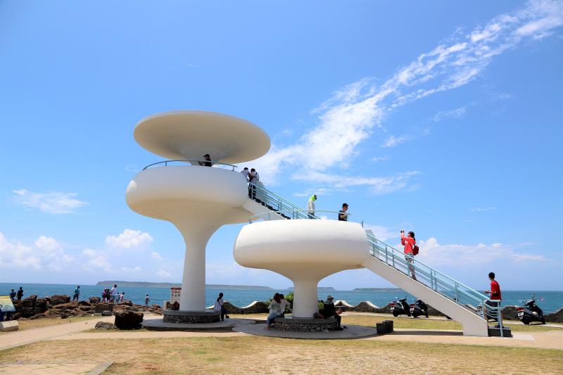 澎湖跳島二日遊：望安邂逅綠蠵龜，七美收藏雙心石滬