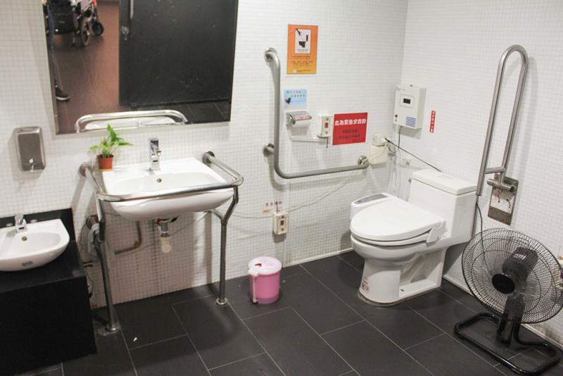 無障礙廁所內部
