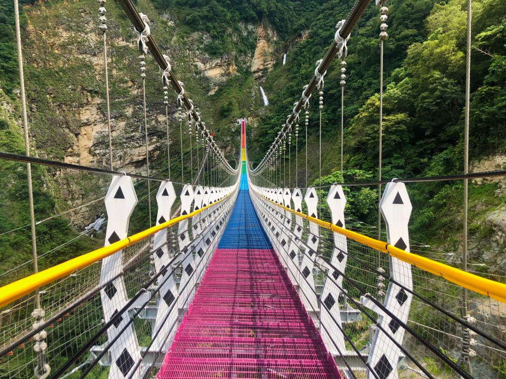雙龍瀑布七彩吊橋