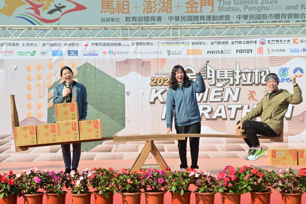 金門在地，喝酒是習俗、是慶祝，亦是文化；金門馬拉松結合在地白酒文化，跑者於成功完賽後摸彩，獲得「等體重金門高粱酒」，是屬於金門獨特的慶祝勝利的文化表現