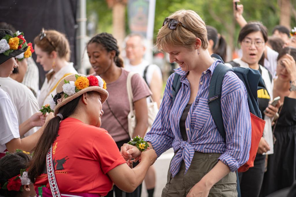 入場時贈送巴兒拉邦紅坊編製的鮮花手環