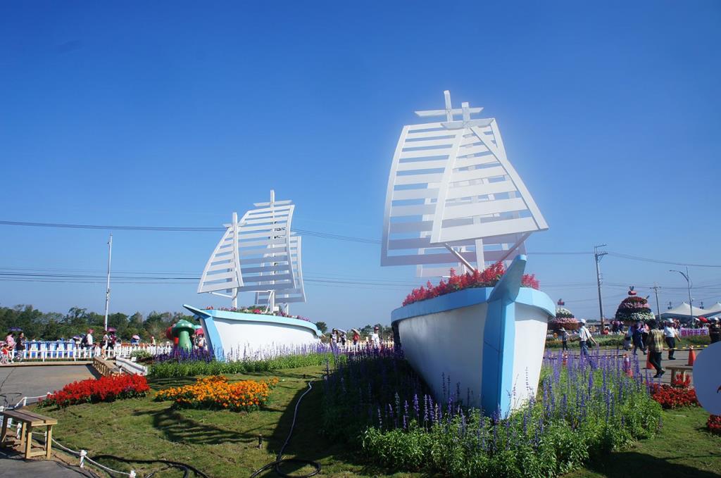 晴空下出航，漫遊花海。  年度：2015  來源：行政院農委會種苗改良繁殖場