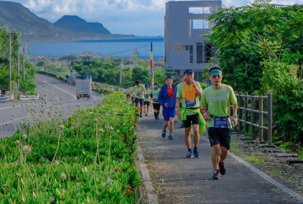 長濱金剛雙浪-選手奔馳在台11賽道上  年度：2021  來源：東部海岸國家風景區管理處