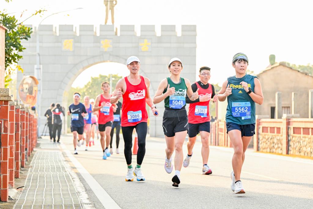 跑者途經戰車的戰意加持，通過古寧頭戰役牌樓之下，即象徵通往勝利的路上，努力向前即能得償所願