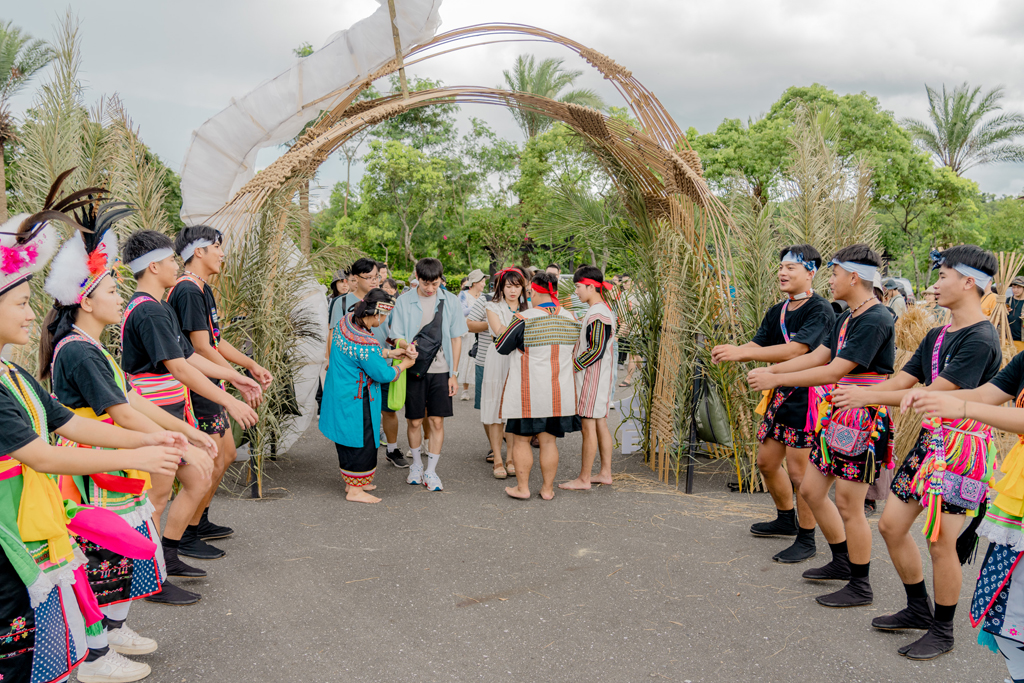 縱谷原遊會-部落食樂園，以部落生活風格體驗為設計概念，集結花東部落飲食、美學、音樂及特色工藝，以實景打造全方位沈浸式體驗的大型節慶活動  年度：2023  來源：花東縱谷國家風景區管理處