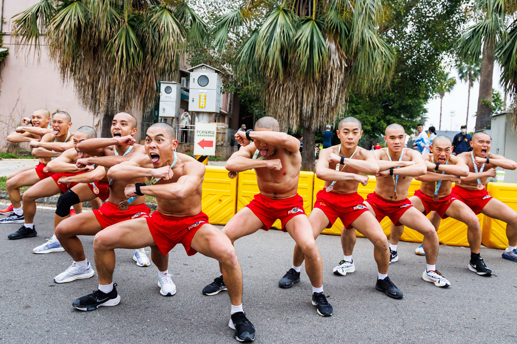 開賽前陸軍特戰兩棲偵察營表演格鬥戰技及戰舞，炒熱現場  年度：2023  來源：金門縣政府