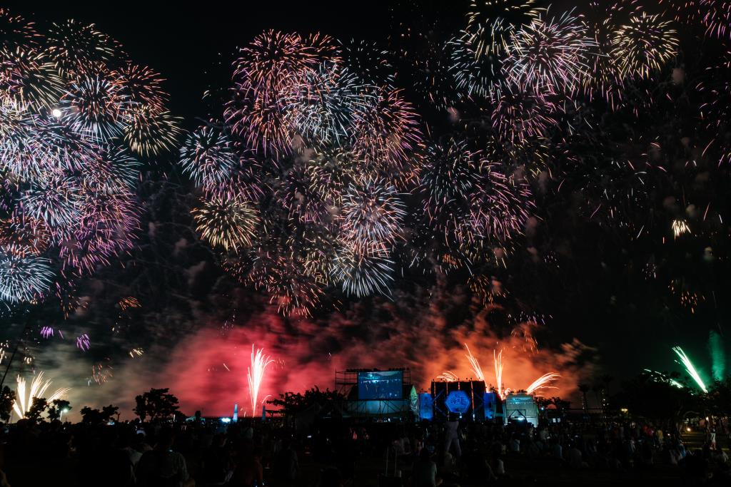 晚間施放煙火秀為觀眾帶來精彩的視覺饗宴