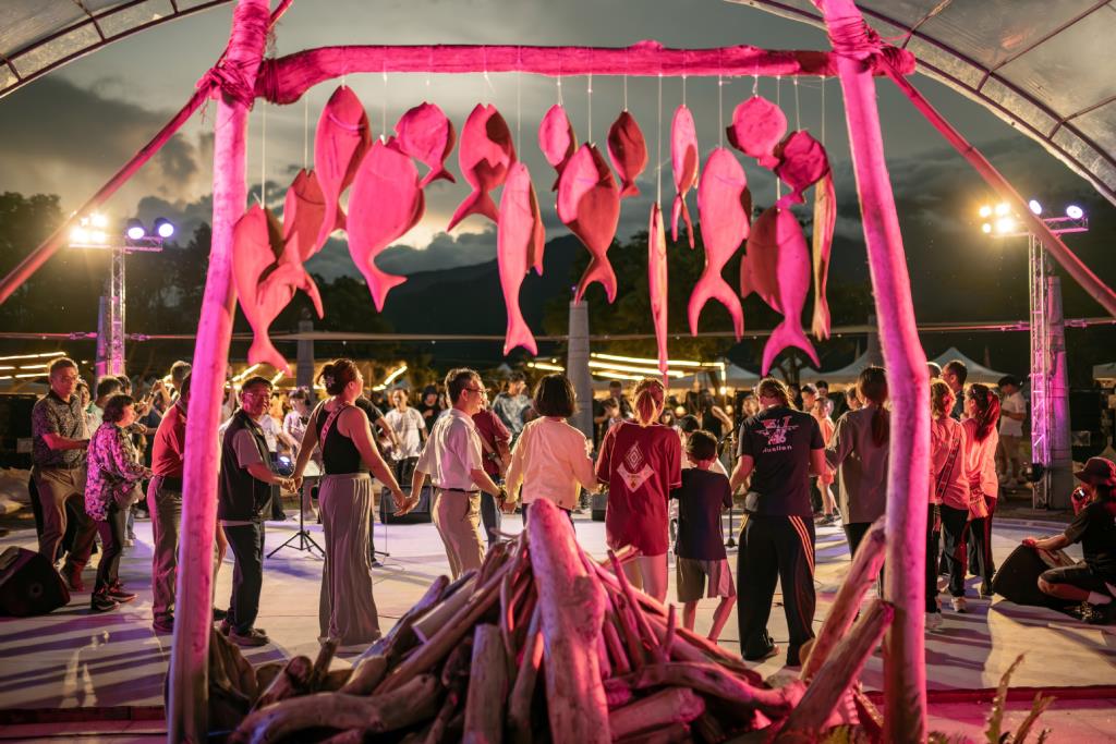 山谷舞台-部落歌舞展演，讓遊客享受視聽盛宴、歡愉氛圍