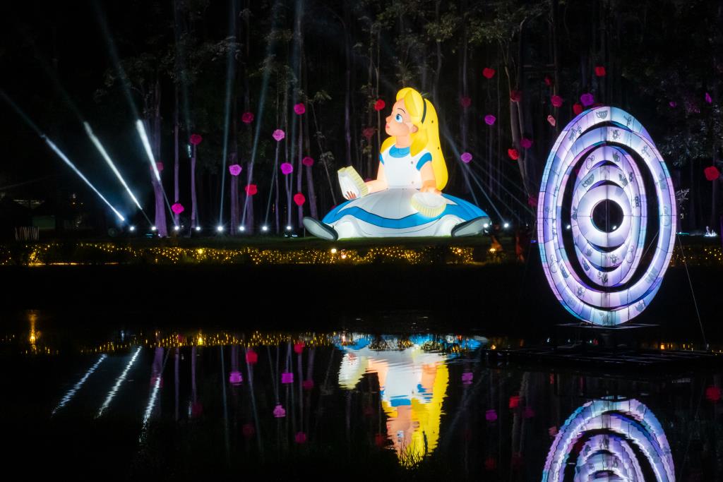 「2025 光織影舞」以迪士尼經典動畫《愛麗絲夢遊仙境》為主題,呈現奇幻又浪漫的沉浸式體驗