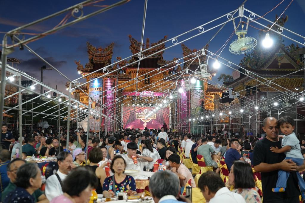 使用在地特色美食及新鮮食材，以「辦桌」方式推廣行銷