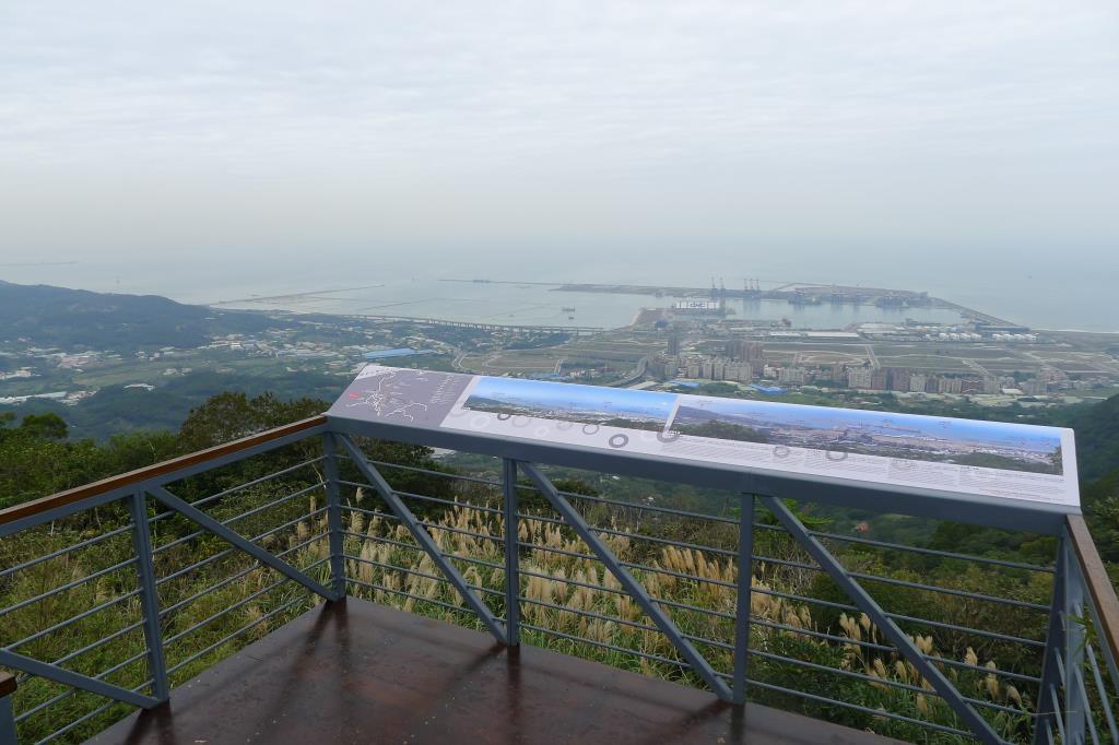 登上牛港稜步道，台北港一覽無遺  來源：北海岸及觀音山國家風景區管理處