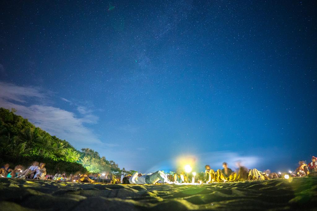 2024台東最美星空音樂會-東河場-旅客參加躺在沙灘上享受最慢活動觀星時刻