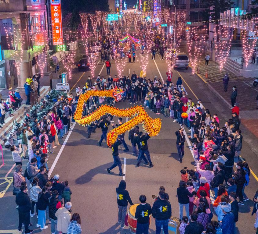聯合大學文觀系龍隊參加民俗踩街_年度_2023_攝影_馬維憶_來源_苗栗市公所  年度：2023
