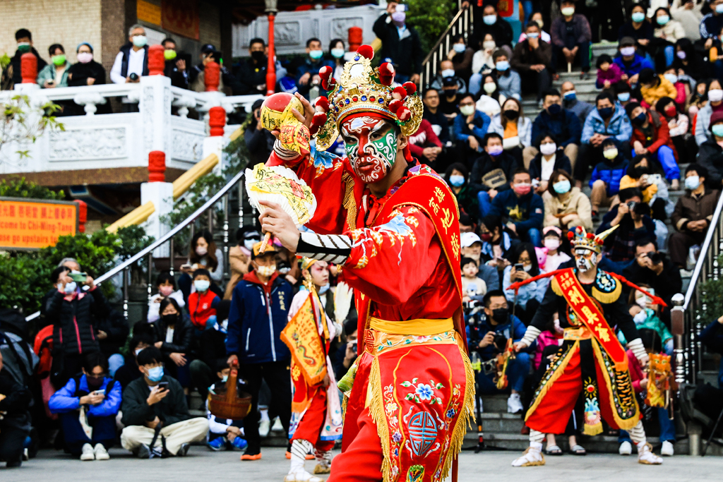 蓮潭燈會邀請高雄地嶽殿吉勝堂八家將展演  年度：2023  來源：高雄市政府觀光局