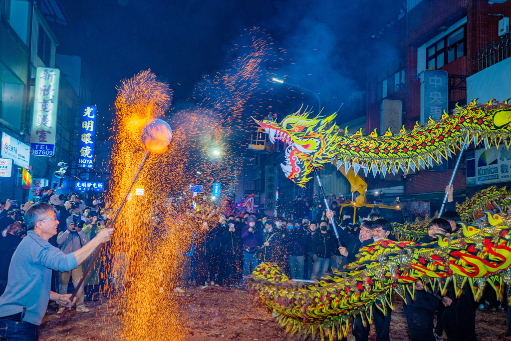 禾豐龍藝祥龍戲珠_年度_2023_攝影_馬維憶_來源_苗栗市公所  年度：2023