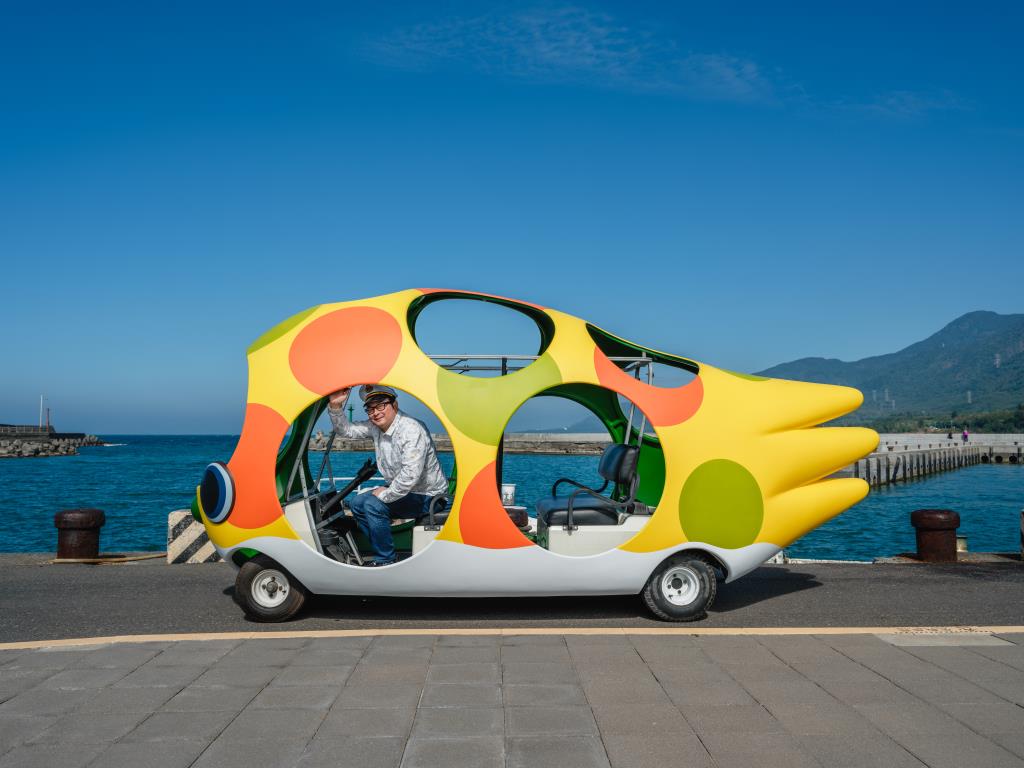 吉井宏《穿越海灘の風》-充滿趣味的藝術裝置