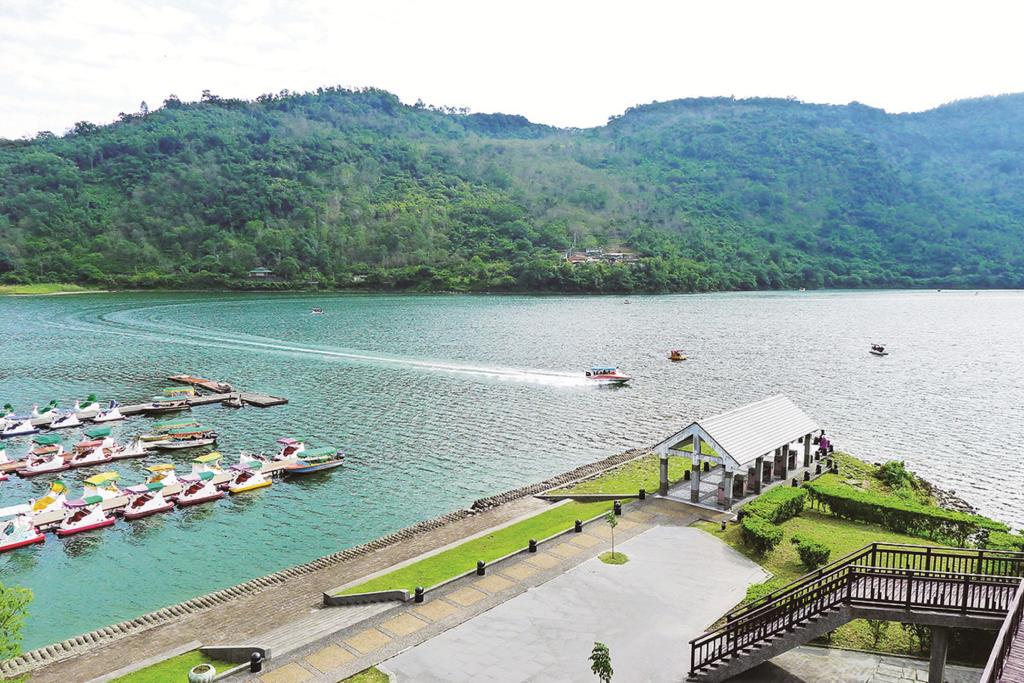 鯉魚潭體驗天鵝船