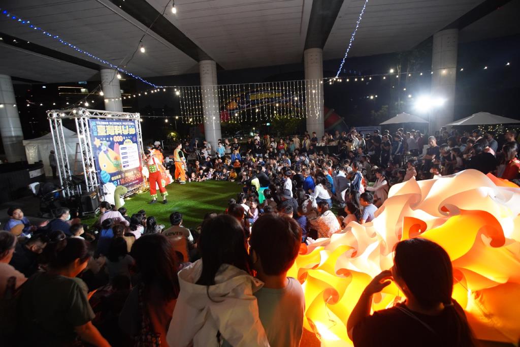 透過市集方式一起饗小吃看表演玩科學(地點_國立臺灣科學教育館)