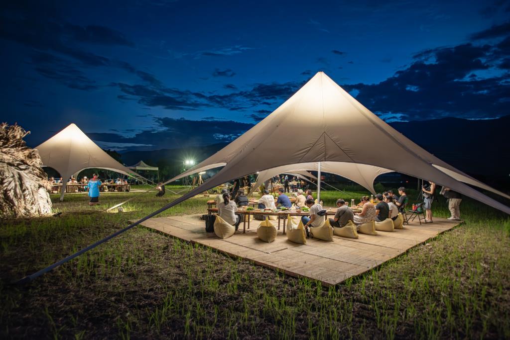 限定野宴-以大型星芒帳為特色，呈現部落共享餐桌情境