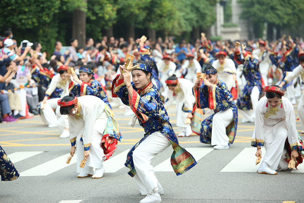 今年首次參加臺中踩舞祭的越南隊伍，活動表演陣容更顯國際化  年度：2018  來源：臺中市政府