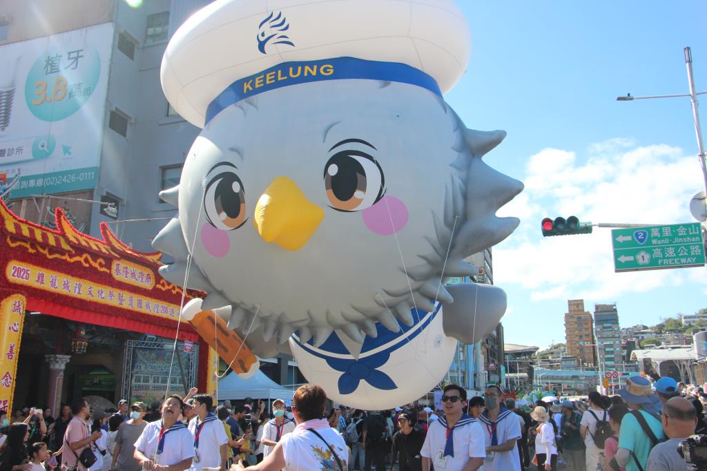 基隆原創IP「萌小鷹」以空飄氣球形式與大家一同遊行