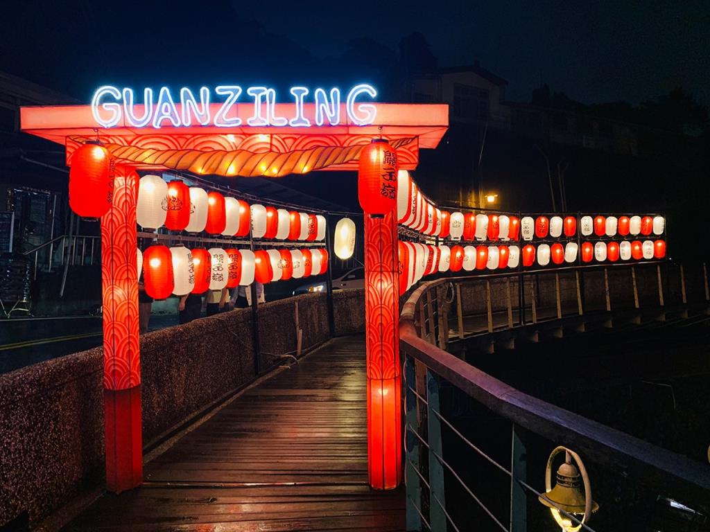 臺南關子嶺溫泉美食節-火王爺廟前祈福夜間燈飾  來源：臺南市政府觀光旅遊局