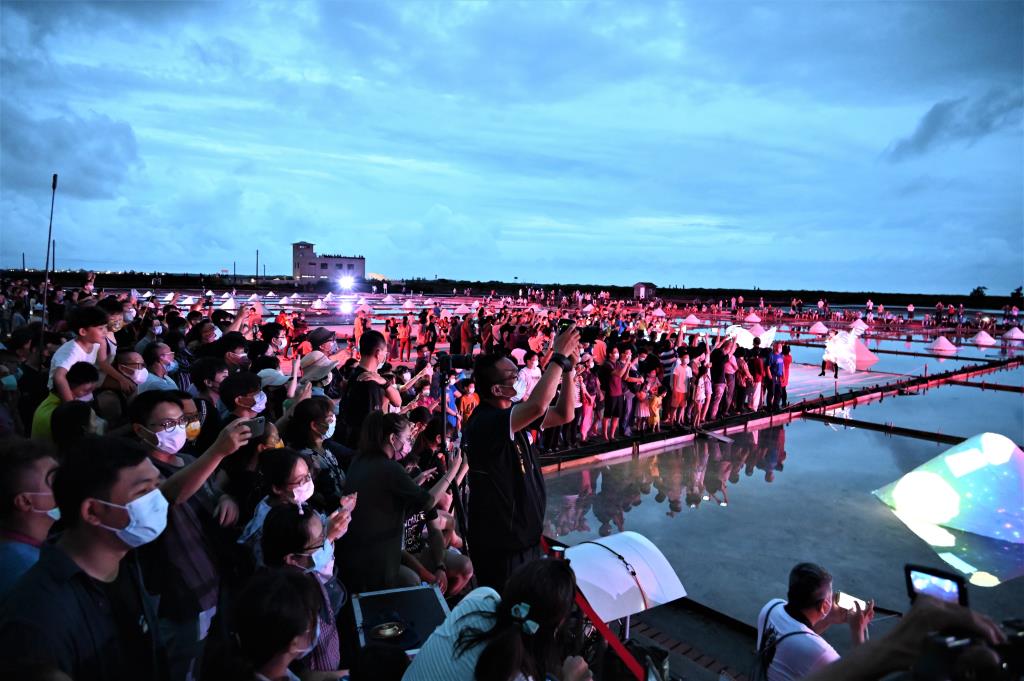 井仔腳鹽田光雕秀現場參觀民眾