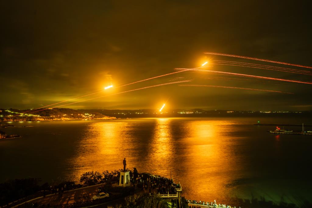 由火砲射擊揭開序幕，點亮夜空，讚嘆聲中迎接翌日賽事