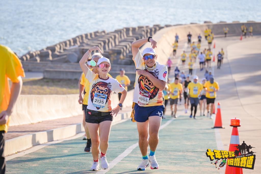 不間斷的上下坡與壯闊海景，相映成最有特色的鋼鐵賽道