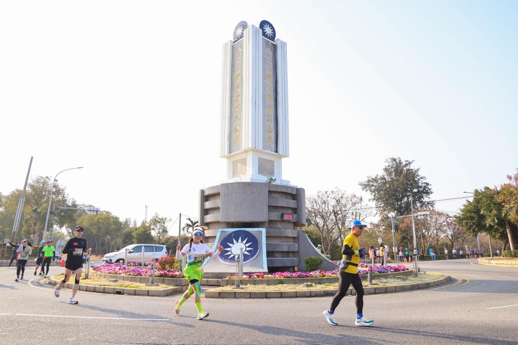 賽道上坐落於金門金湖鎮鵲山的823戰役紀念碑，是象徵國軍的勝利之碑