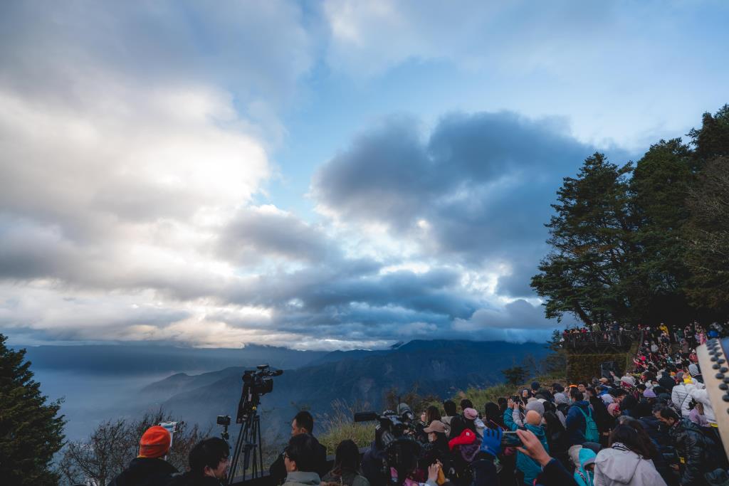 現場民眾等待捕捉日出瞬間