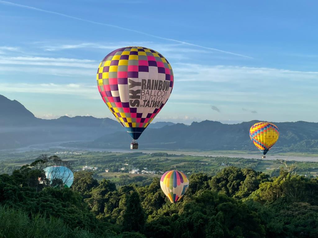 臺東縣政府提供-臺灣國際熱氣球嘉年華_氣球升空搭配山景  來源：臺東縣政府