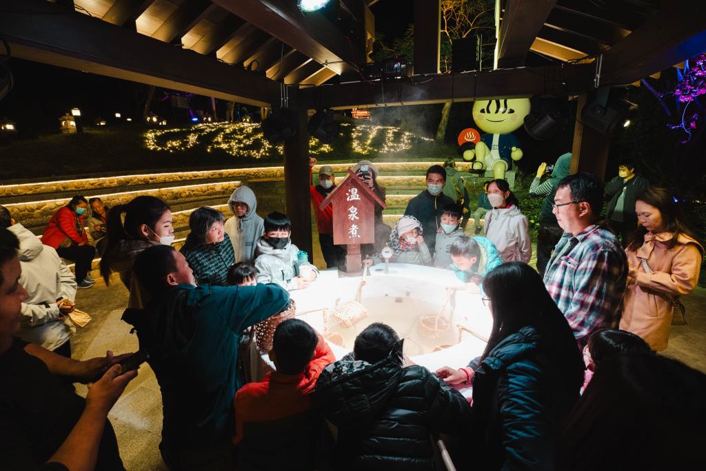 2025-2026屏東四重溪溫泉季現場民眾煮蛋