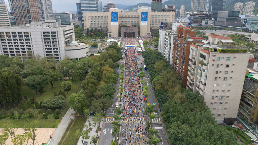 選手奔馳在臺北市仁愛路都會叢林賽道上  年度：2022  來源：臺北市政府體育局