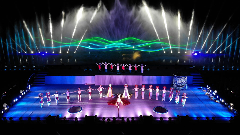 「2019 紅面鴨FUN 暑假-奇萊傳說IV」，高達25 公尺的水柱，搭配精彩豐富的3D 雷射燈光以及近百公尺的水舞空間。  來源：花蓮縣政府