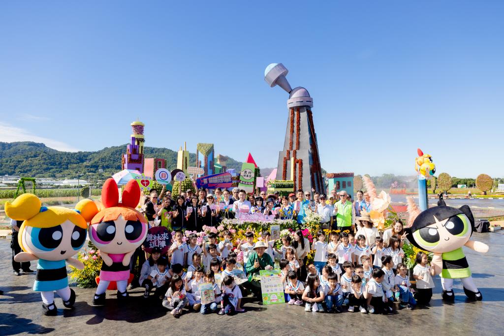 現場貴賓、在地幼兒園小朋友與飛天小女警偶裝開心大合照