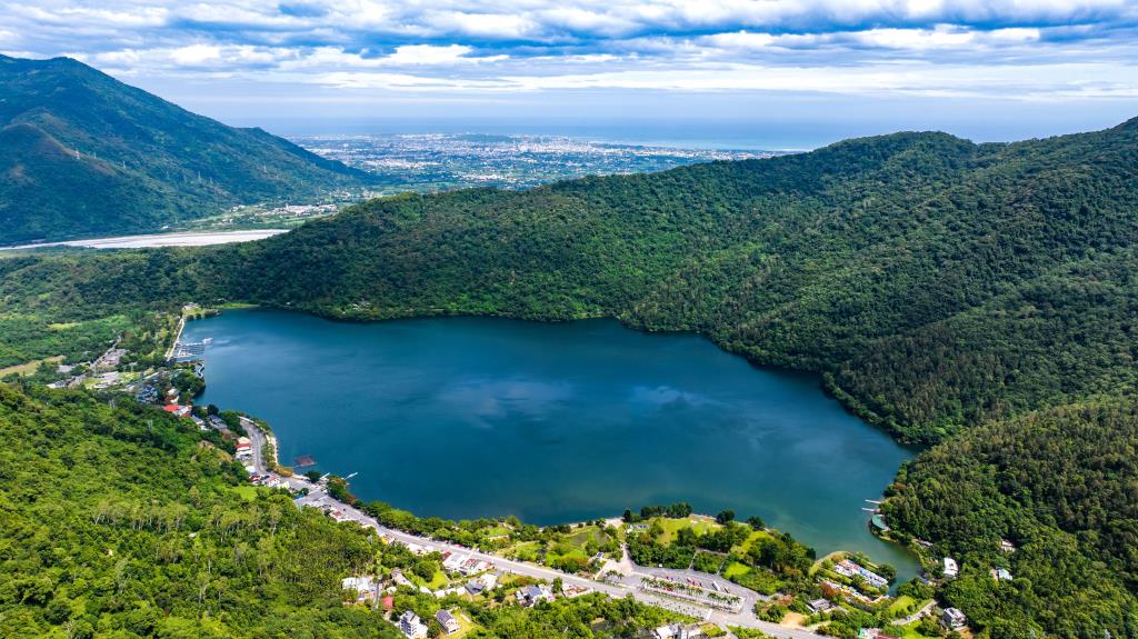 俯瞰鯉魚潭 眺望花蓮市