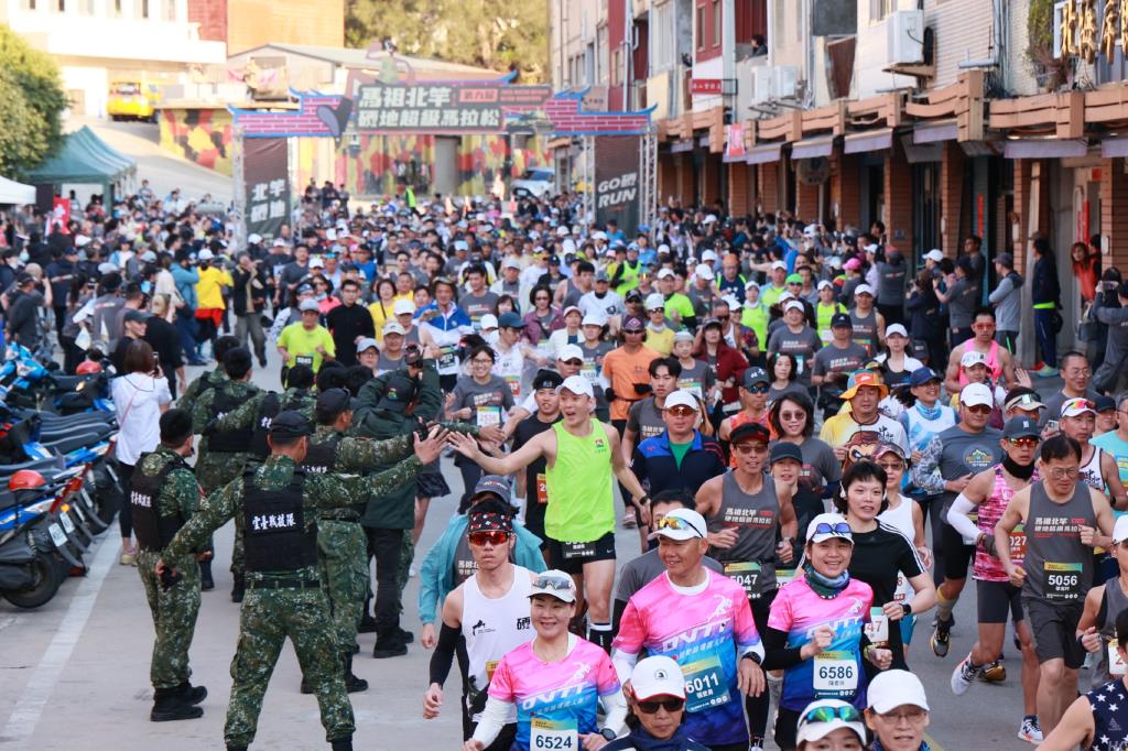 起跑門前由熱情的軍方弟兄為選手們擊掌加油