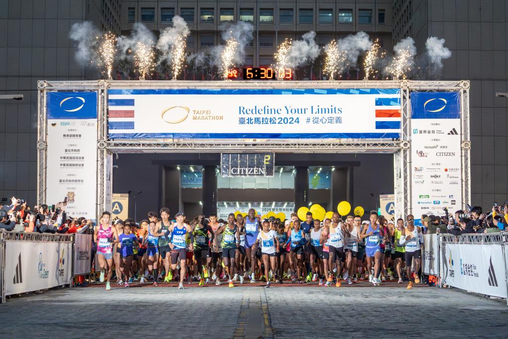 臺北馬拉松正式開跑！選手們從起點線蜂湧而出！