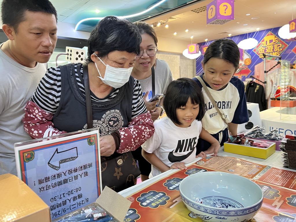 金門中秋博狀元餅活動期間，於尚義機場舉辦迎賓禮體驗，遊客一入境即可免費擲骰一次_0  年度：2023  來源：金門縣政府