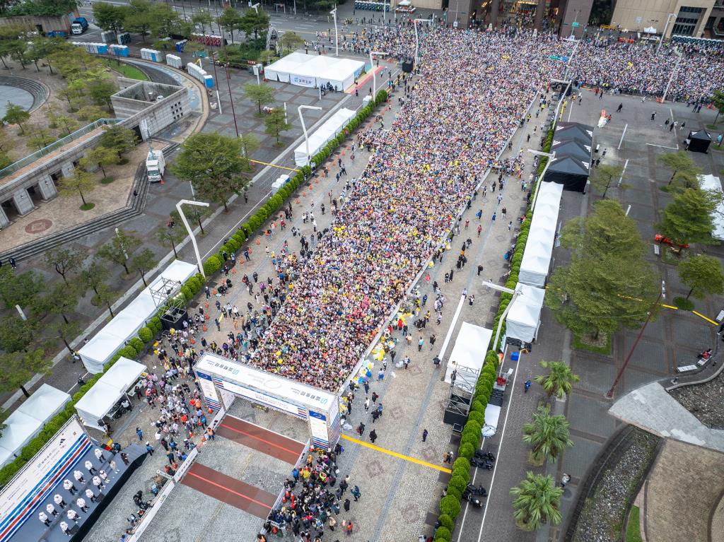 臺北馬拉松的參賽選手們於市民廣場蓄勢待發！