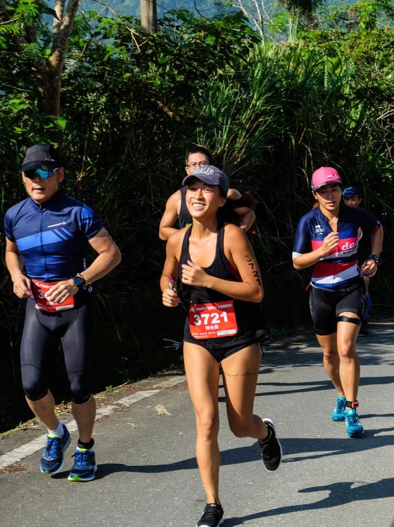 秀姑巒溪國際泛舟鐵人三項-路跑選手選手奔馳在瑞港公路上  來源：東部海岸國家風景區管理處