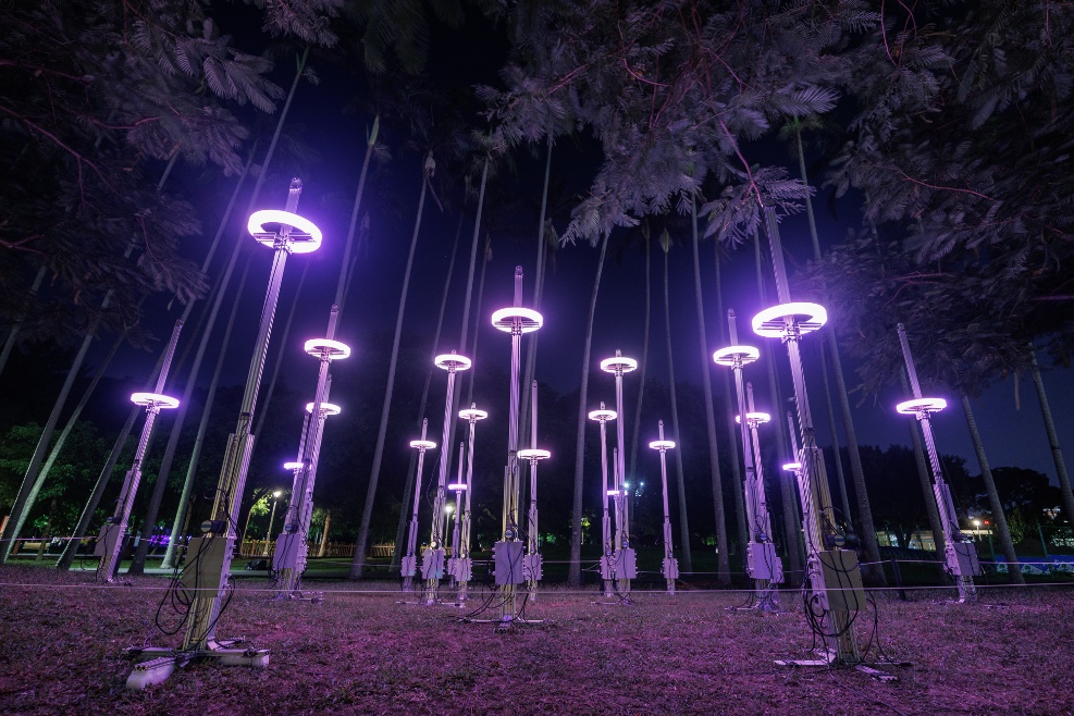 Área de exposición del Parque Oficial de Exposiciones de Shilin con las obras del artista Chen Enze, que muestran la imagen de pétalos cayendo, flotando y hundiéndose en el agua.  Período annual：2022  Origen de las fotografías：Oficina Cultural del Gobierno municipal de Taipei