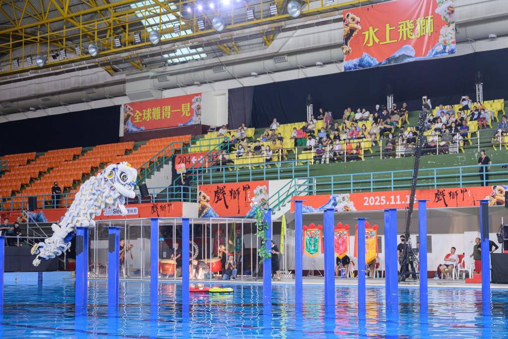 高樁獅隊選手飛越水上樁陣，挑戰舞獅藝極限