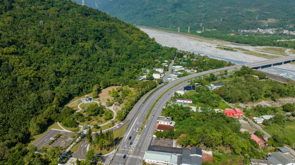 俯瞰花蓮光復-馬太鞍公園與縱谷公路交織的壯闊景致